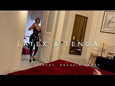 ❤️ Ngoanana e monyane ea nang le hlooho e khubelu ea apereng seaparo sa latex se kentsoeng ke ntate oa bobeli ️  ❤