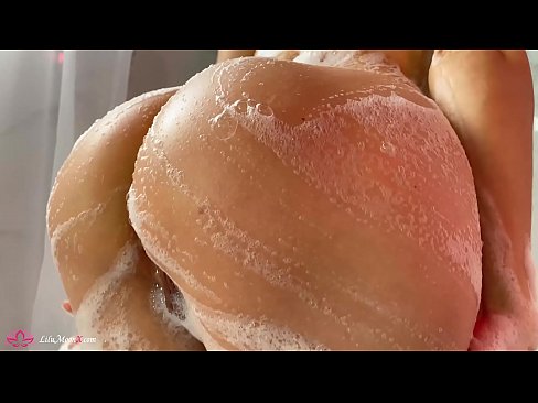 ❤️ Brunette o ipholla litho tsa botona kapa botšehali ho li khotsofatsa Pussy e nang le Vibrator ho ea ho Intense Orgasm in Shower ️  ❤